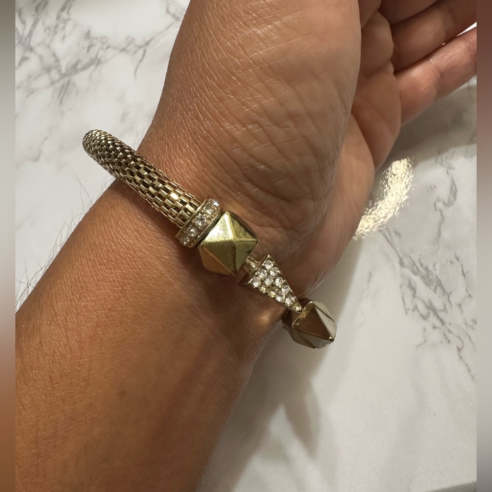 Belle Noel by Kim Kardashian Dagger Glam Rock Bracelet en Gold